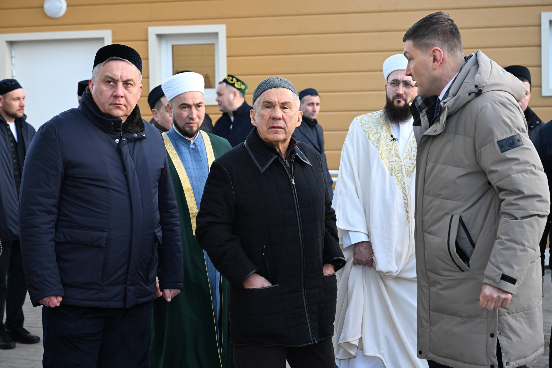 Минниханов встретил праздник Ураза-байрам в отреставрированной мечети в селе Айбаш