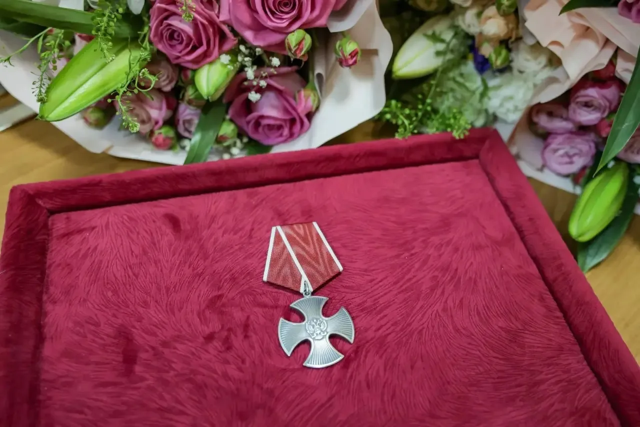 В Альметьевске семьям погибших бойцов СВО передали медали и госнаграды