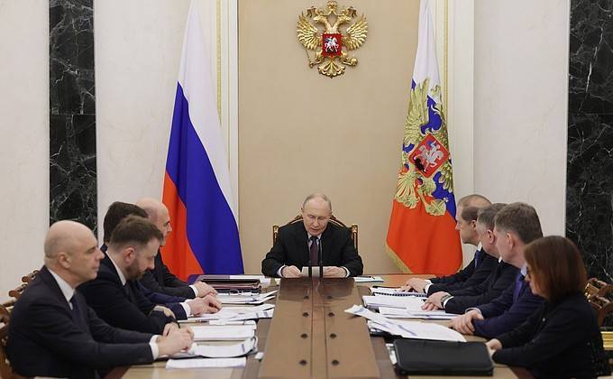 Путин: нефтегазовым компаниям стоит направить сверхдоходы на погашение долгов перед банками