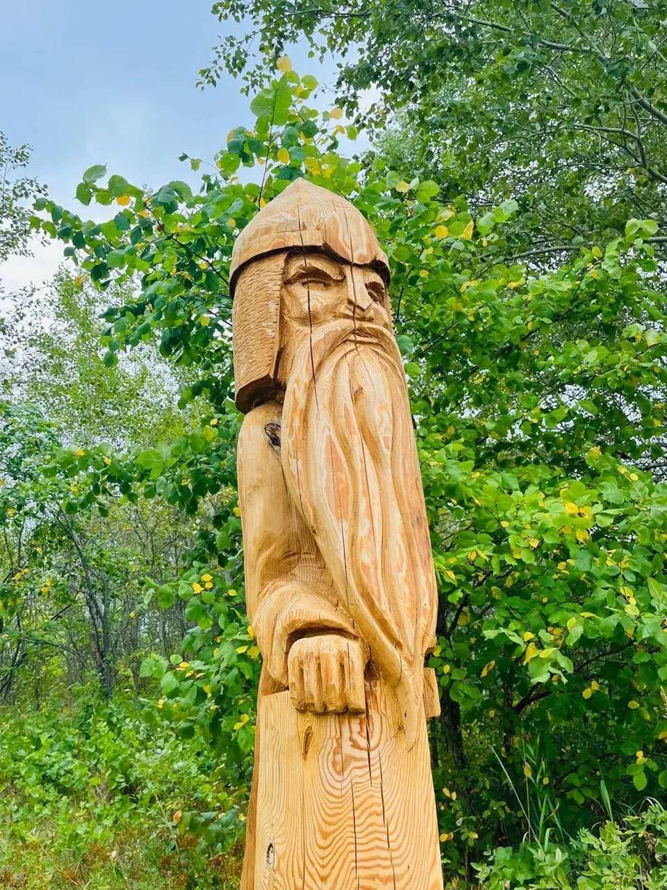 25 деревянных скульптур воинов украсили древнее городище в Татарстане