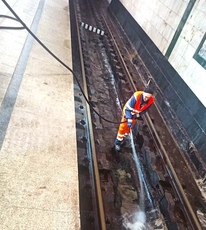 За две недели в метро Казани специалисты промыли более 17,1 км тоннелей