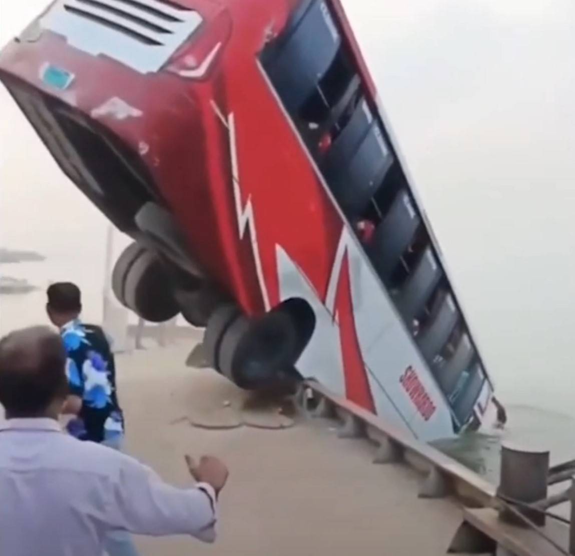 В Бангладеш автобус упал с парома в реку – погибли 18 человек