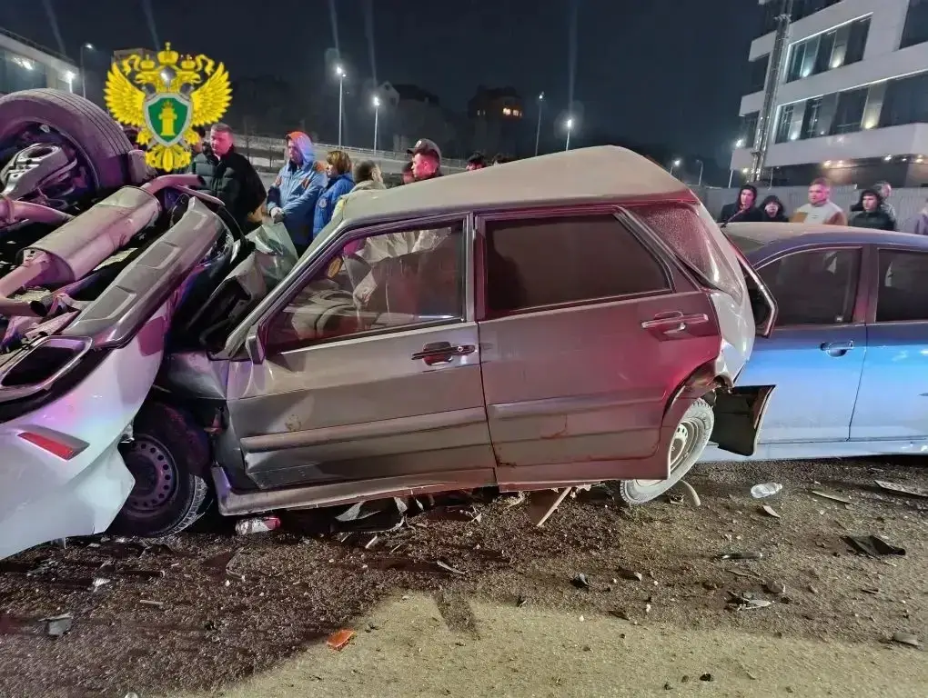 В Казани Lexus врезался в бетонное ограждение и загорелся — погибли трое