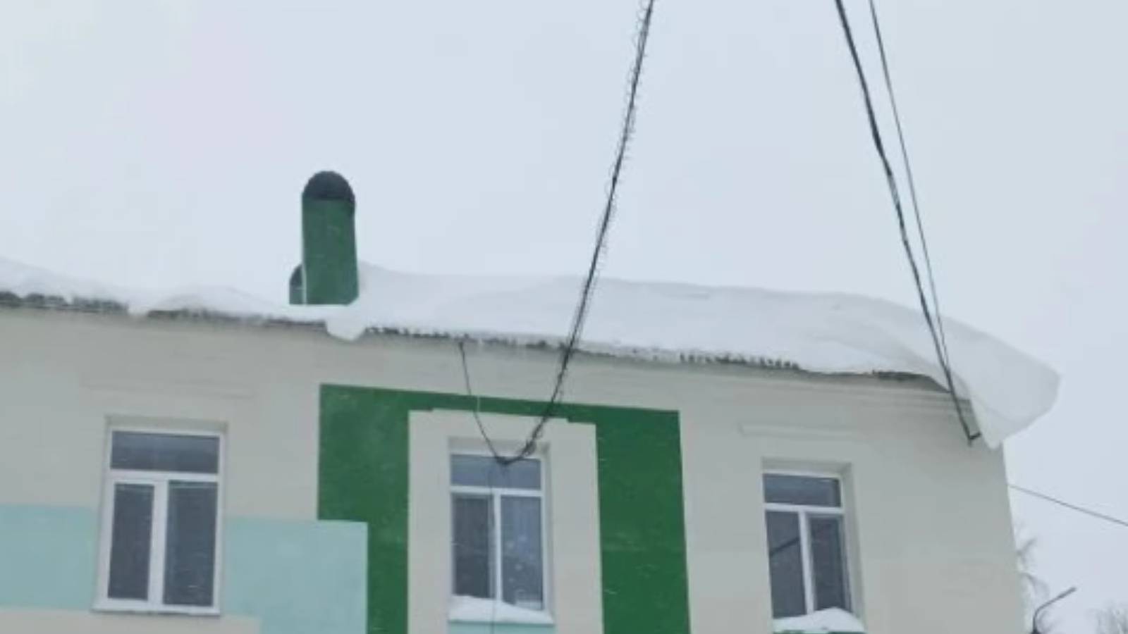 Три человека пострадали при сходе снега и обрушении крыши в Бавлах, Васильеве и Буинске