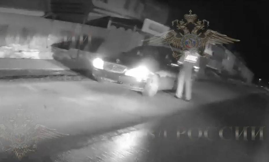 С риском для жизни сотрудники ГАИ задержали пьяного водителя на «Мерседесе» в Татарстане