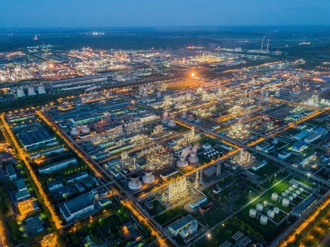 «Угроза для жителей города отсутствует»: что известно о пожаре в Нижнекамске