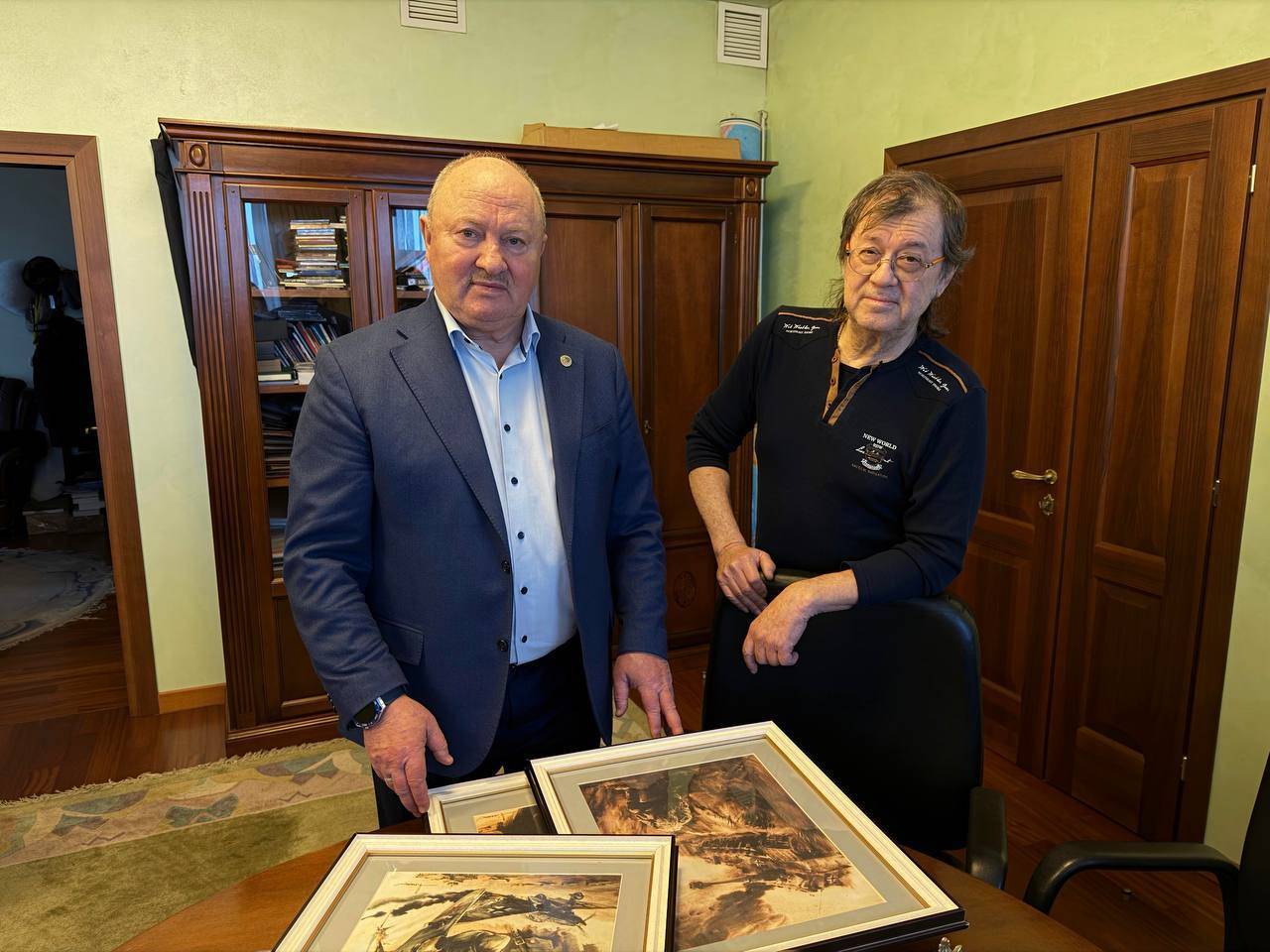 Заслуженный художник России Айдаров подарил 20 картин бойцам СВО