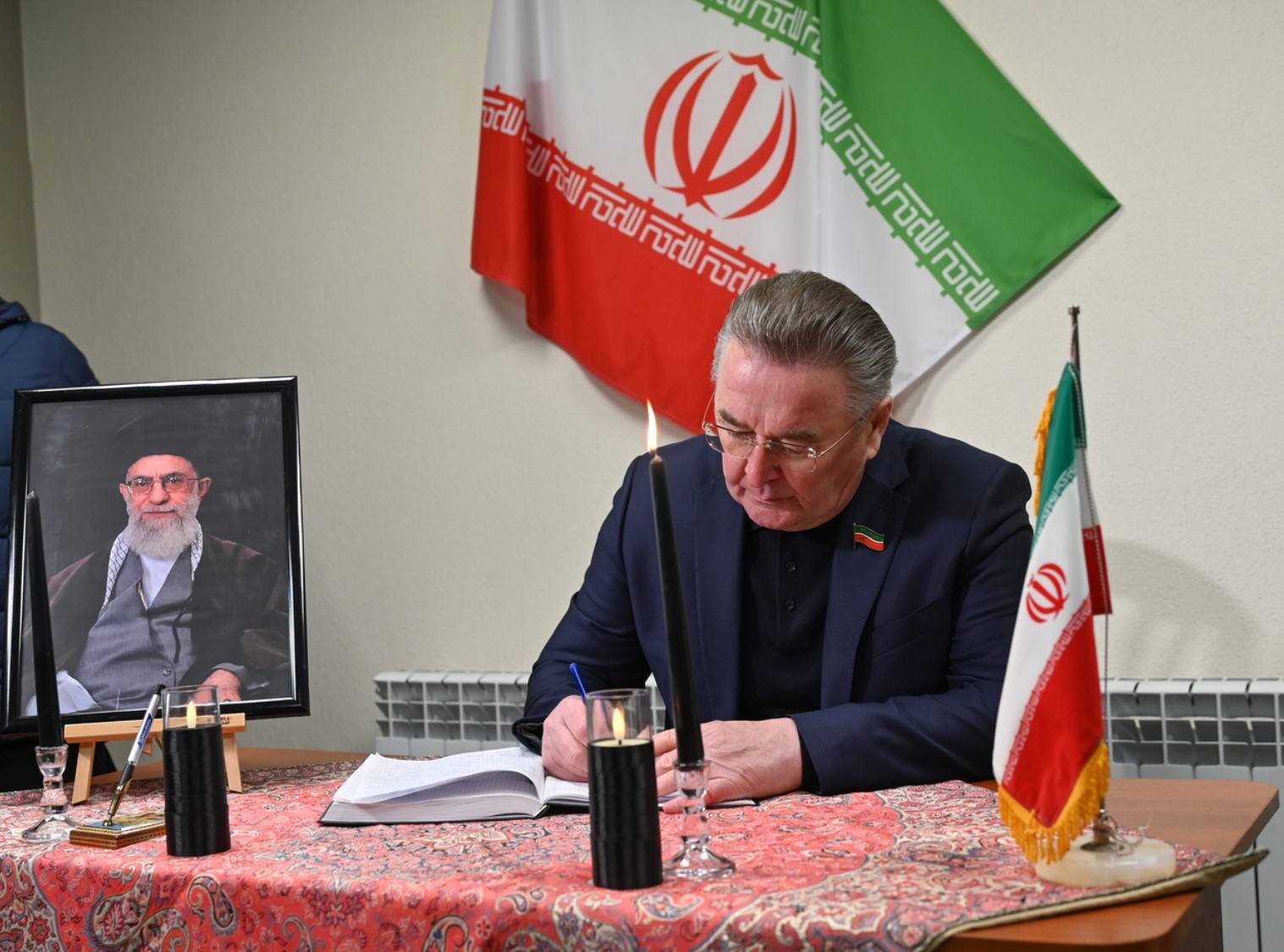 Депутаты Госсовета оставили запись в книге соболезнований Генконсульства Ирана в Казани