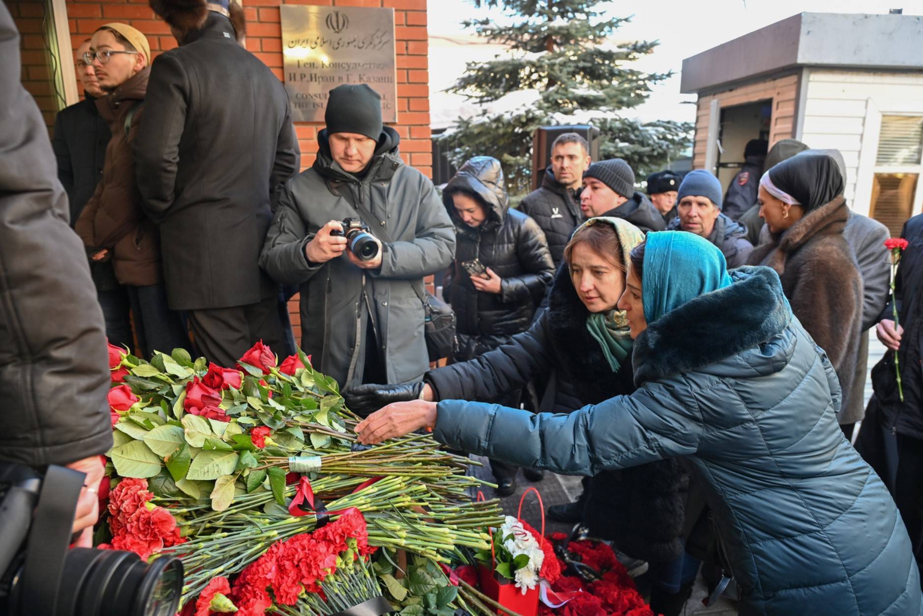 Депутаты Госсовета оставили запись в книге соболезнований Генконсульства Ирана в Казани