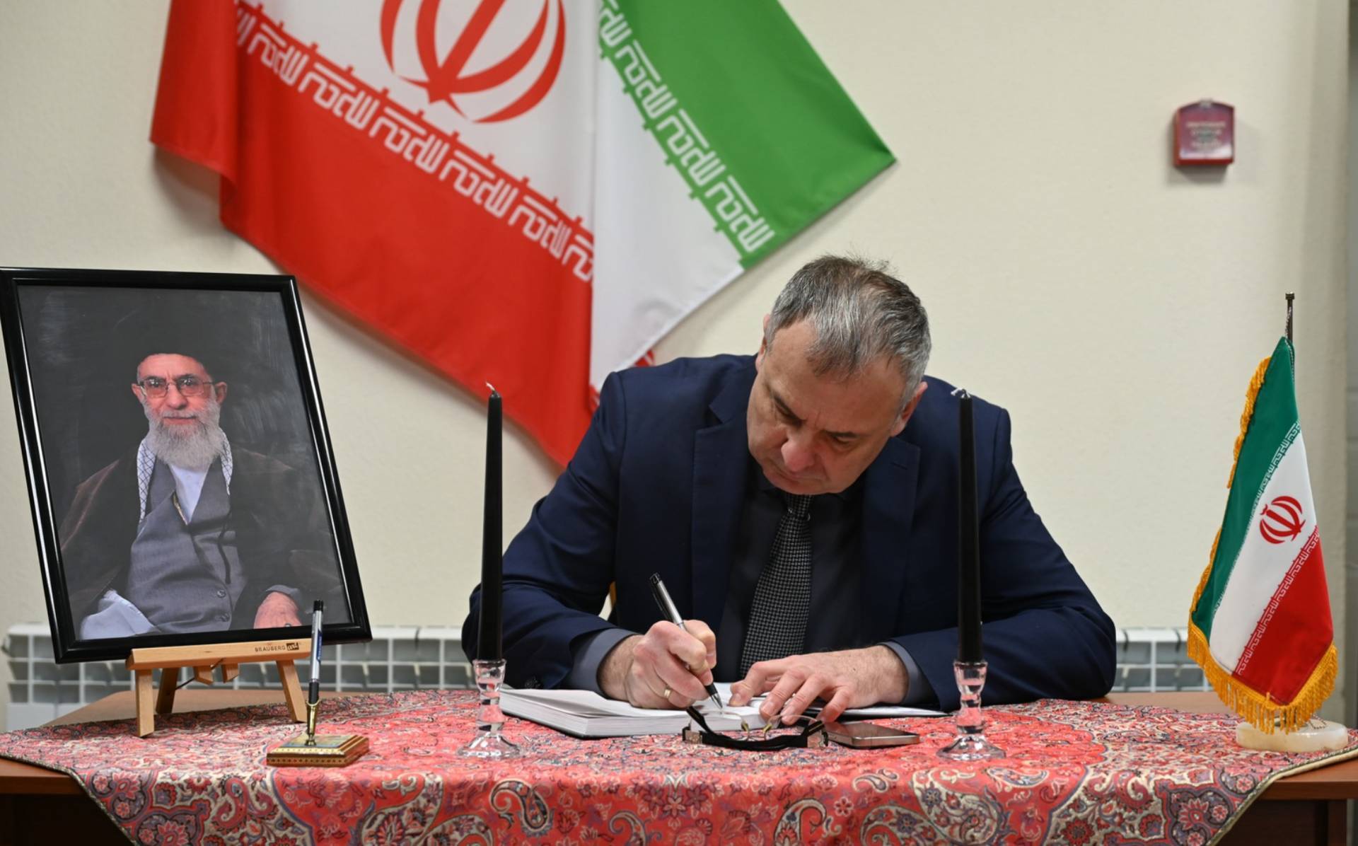 Депутаты Госсовета оставили запись в книге соболезнований Генконсульства Ирана в Казани