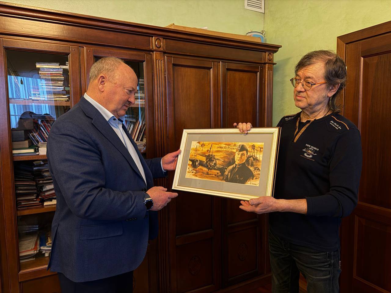 Заслуженный художник России Айдаров подарил 20 картин бойцам СВО