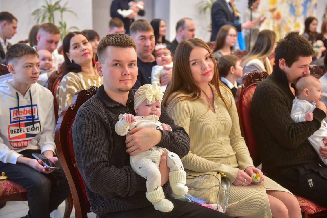 22 семьям из Челнов вручили сертификаты на маткапитал в преддверии 8 Марта