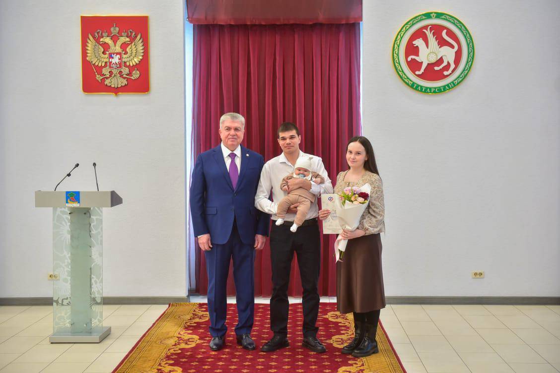 22 семьям из Челнов вручили сертификаты на маткапитал в преддверии 8 Марта