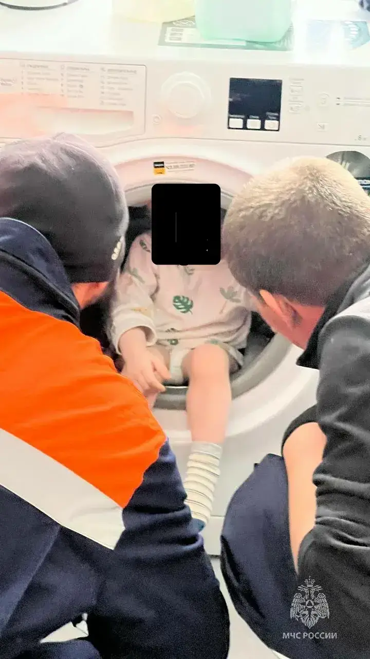 Двухлетний мальчик застрял в стиральной машине в Казани – ему помогли спасатели