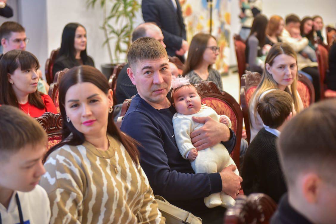 22 семьям из Челнов вручили сертификаты на маткапитал в преддверии 8 Марта