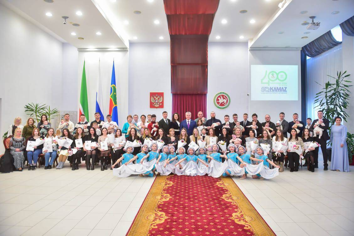 22 семьям из Челнов вручили сертификаты на маткапитал в преддверии 8 Марта