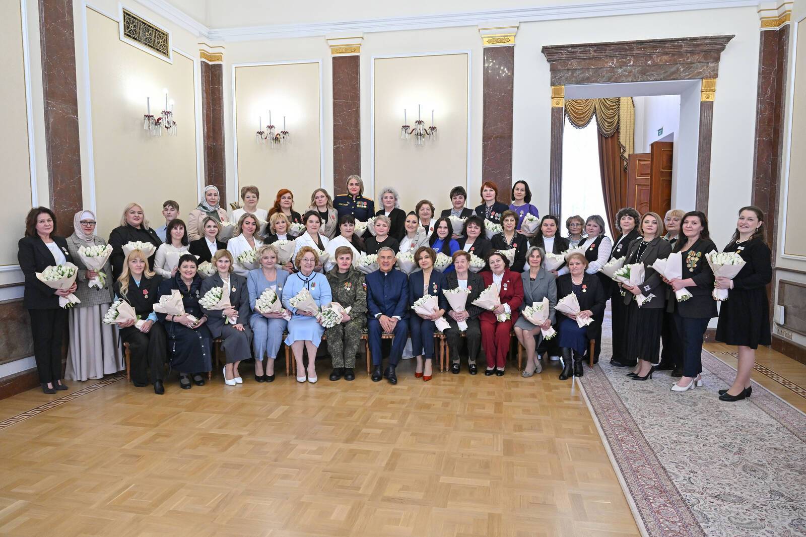 Накануне 8 Марта Минниханов вручил госнаграды выдающимся женщинам Татарстана