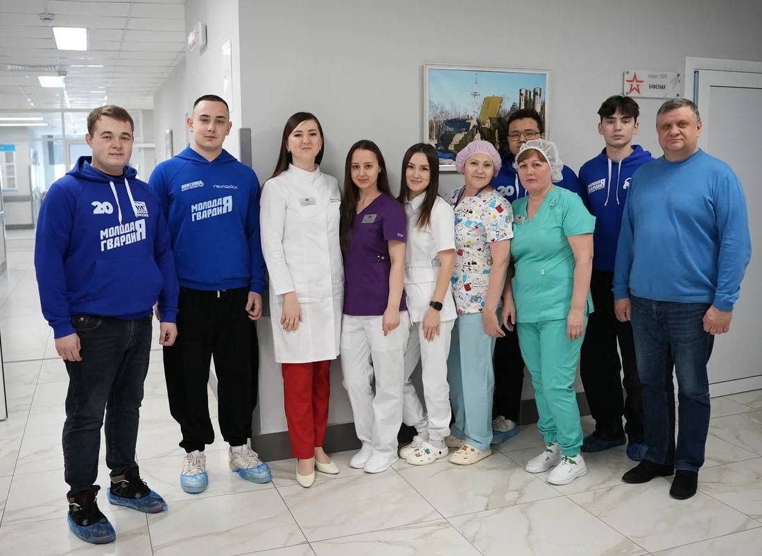 Молодогвардейцы Татарстана поздравили сотрудниц военного госпиталя с наступающим 8 Марта