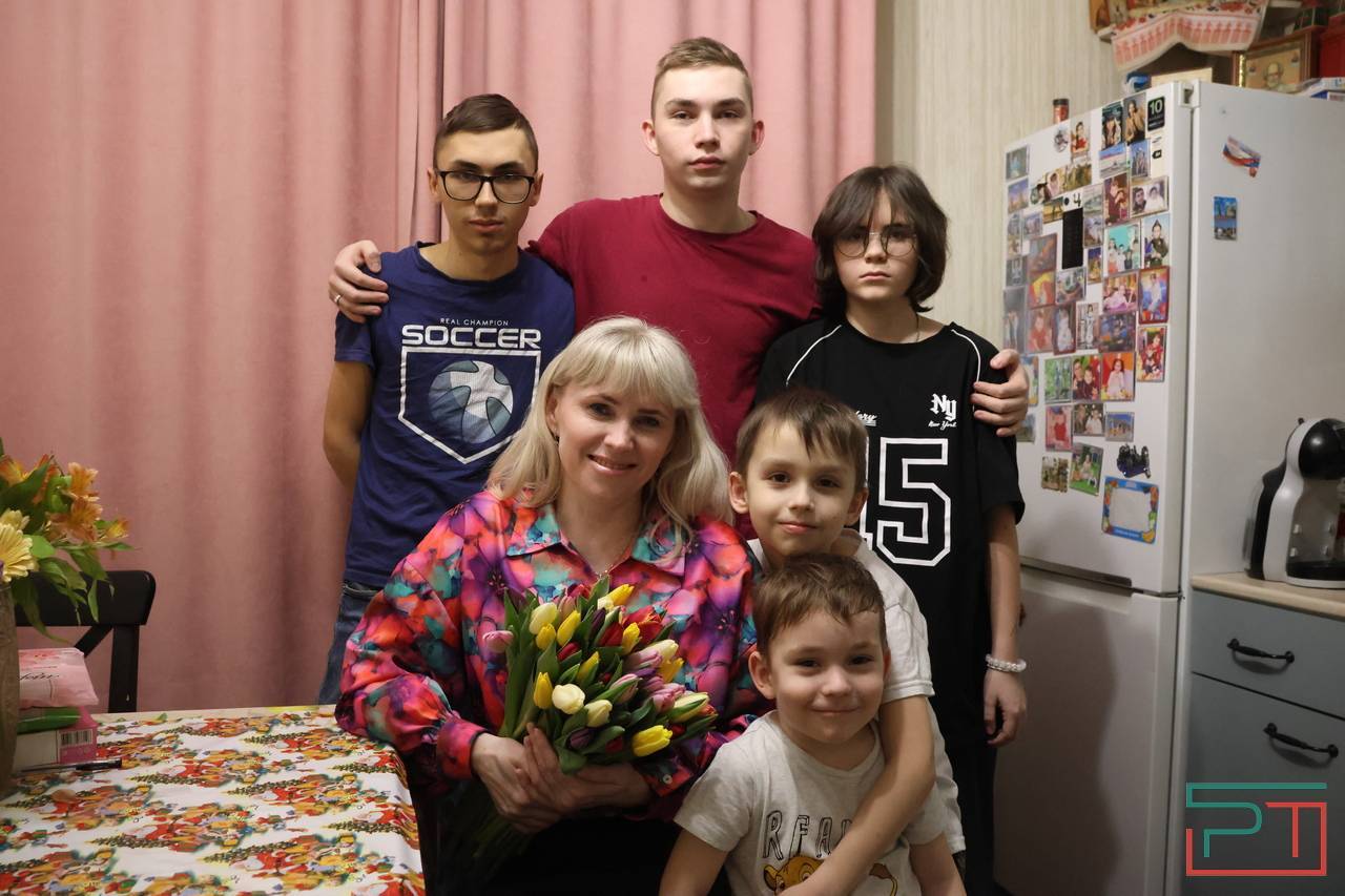 «Счастье сжалось до смайлика»: мать пятерых детей из Казани ждет на 8 Марта звонка от мужа – участника СВО