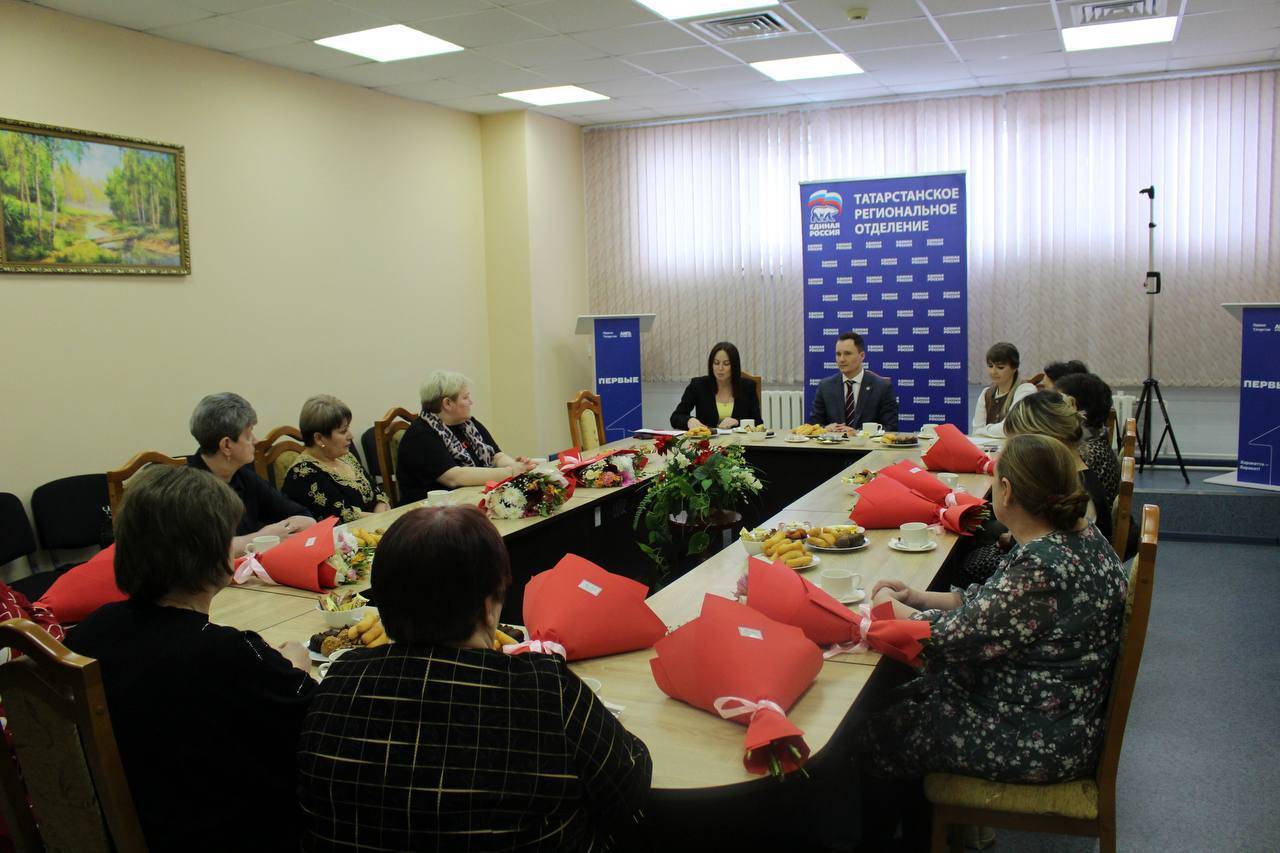 Глава Новошешминского района вручил награды жене и маме бойцов СВО