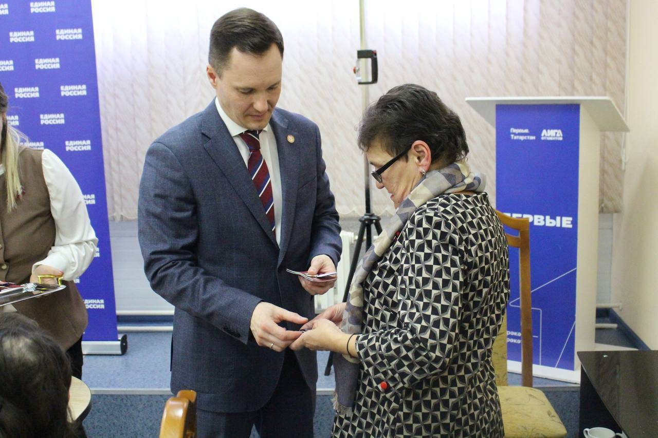 Глава Новошешминского района вручил награды жене и маме бойцов СВО