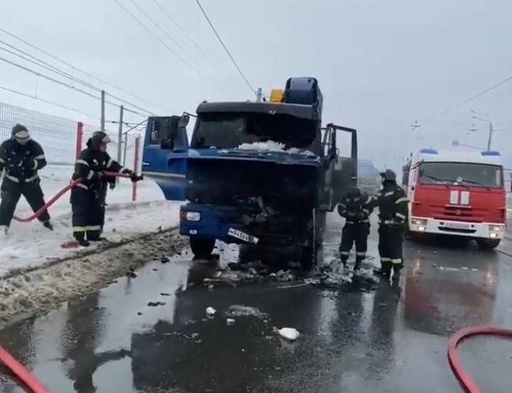 На Кировской дамбе пожарные потушили загоревшийся КАМАЗ