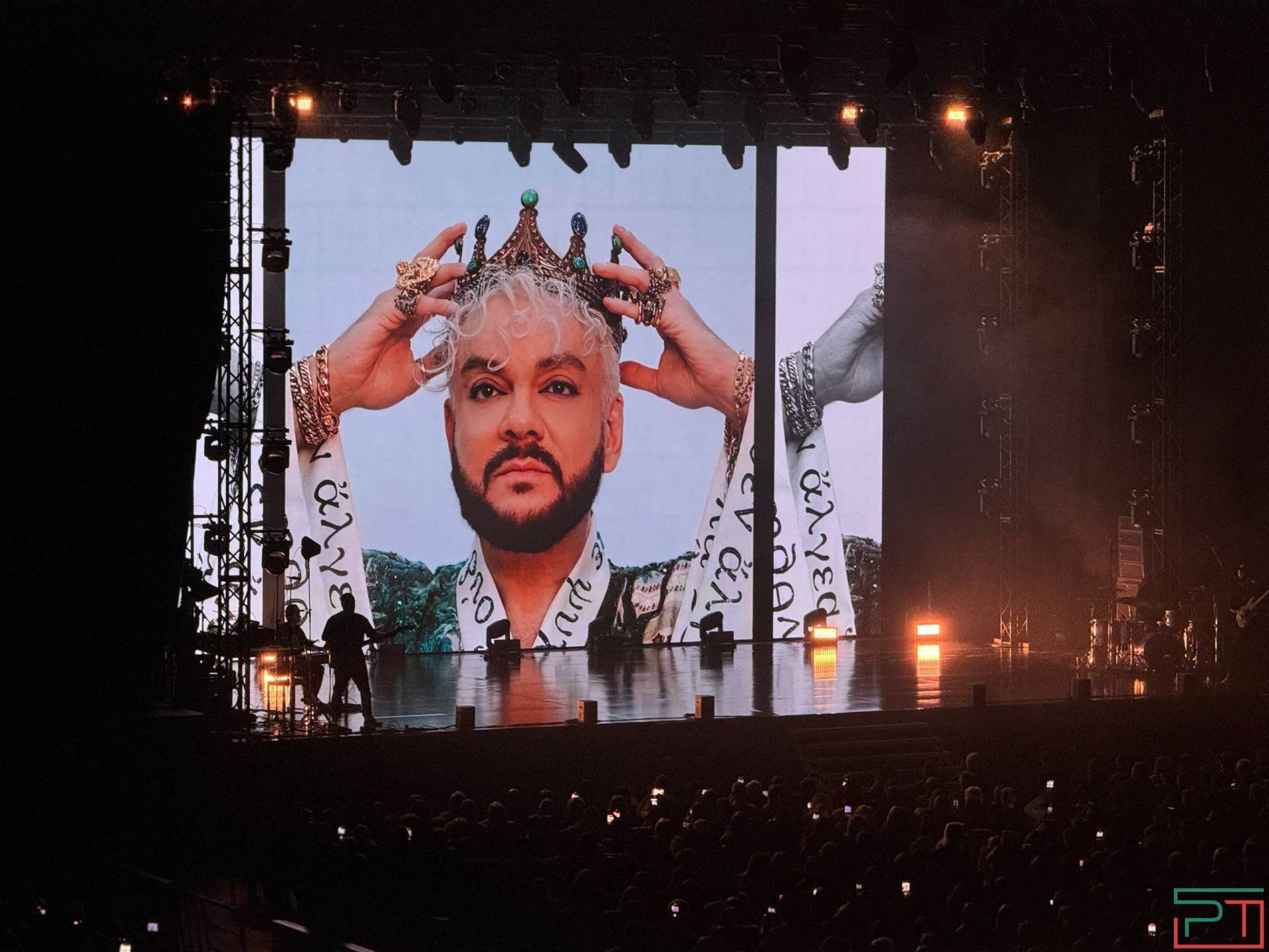 «Ну ты же зайка моя!»: мужья в Казани порадовали жен на 8 Марта билетами на концерт Киркорова