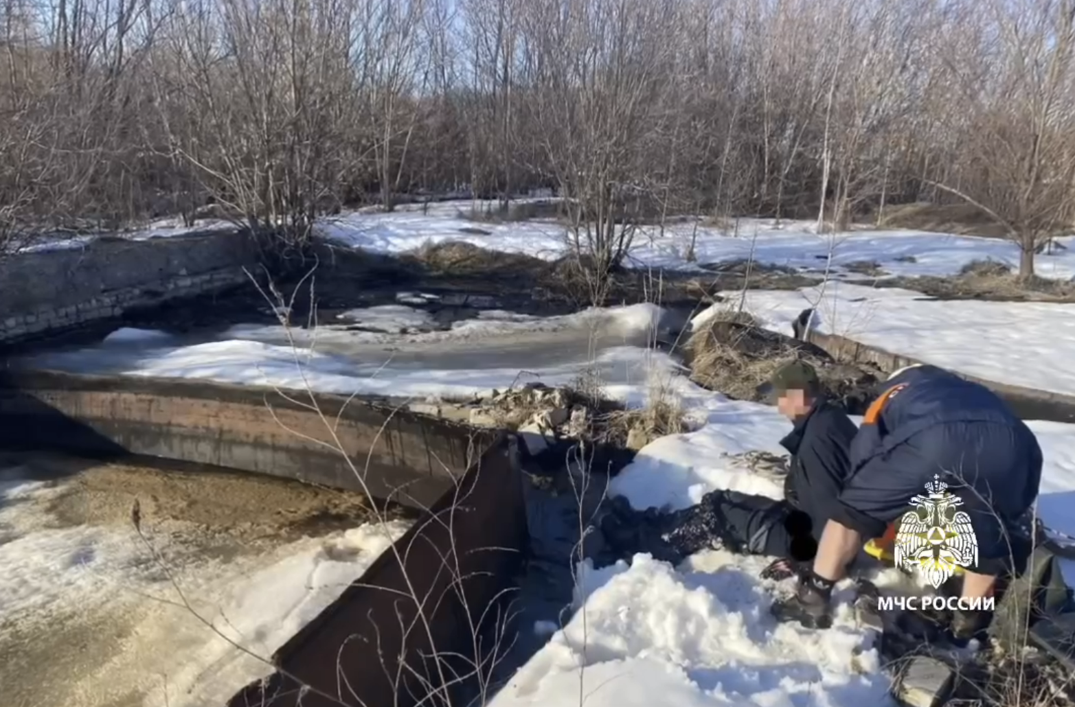 Житель Буинска застрял в емкости с мазутом – его вытаскивали спасатели