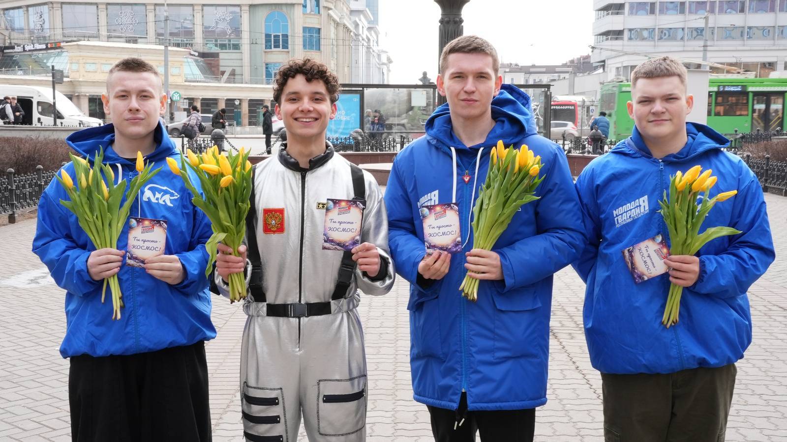 Молодогвардеец в костюме космонавта на улице Баумана в Казани раздал прохожим цветы