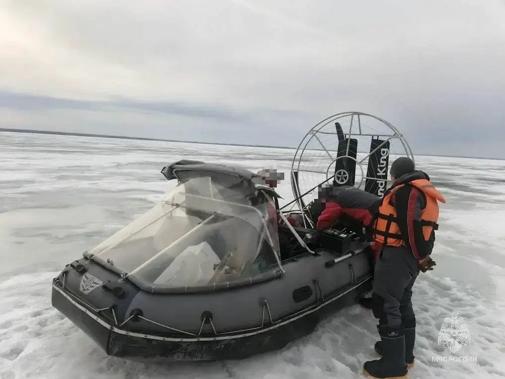Двух братьев-рыбаков на заглохшей аэролодке спасли на Каме в Татарстане