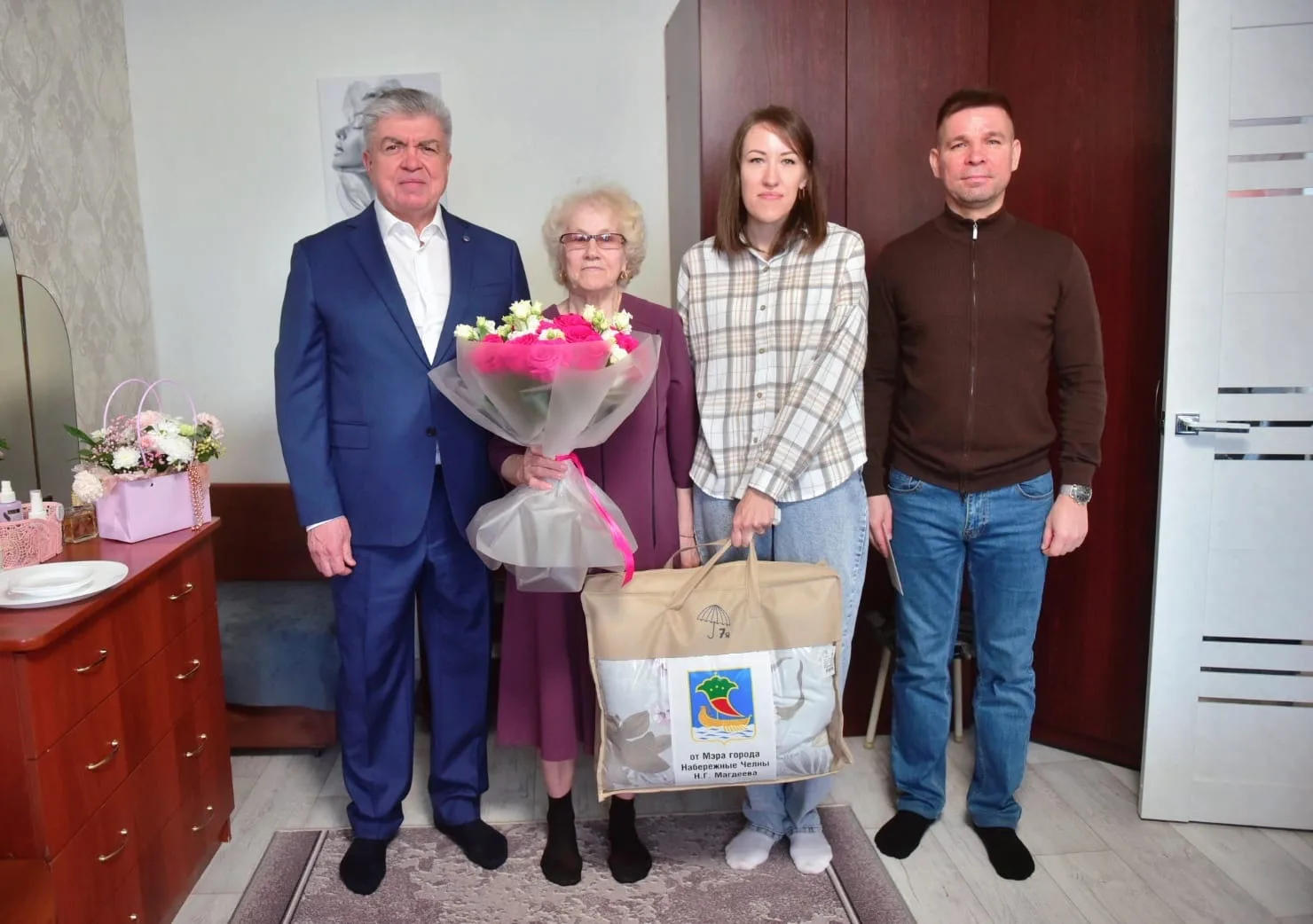 Мэр Челнов поздравил с днем рождения мать Героя России Сергея Чебнёва