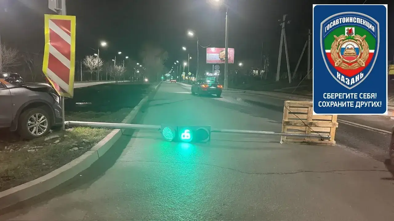 В Казани ищут водителя каршеринга, повалившего ночью светофор на дорогу