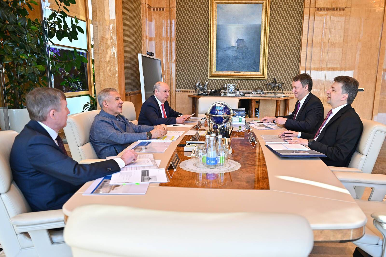 Экономическую ситуацию обсудили Раис РТ и глава Волго-Вятского управления Банка РФ