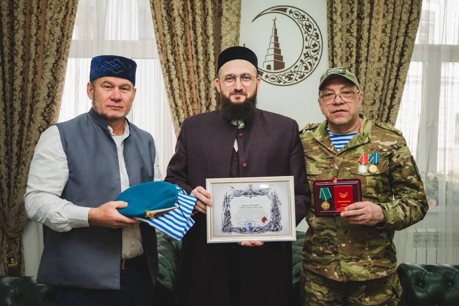 Боец вручил муфтию Татарстана медаль за поддержку бойцов СВО