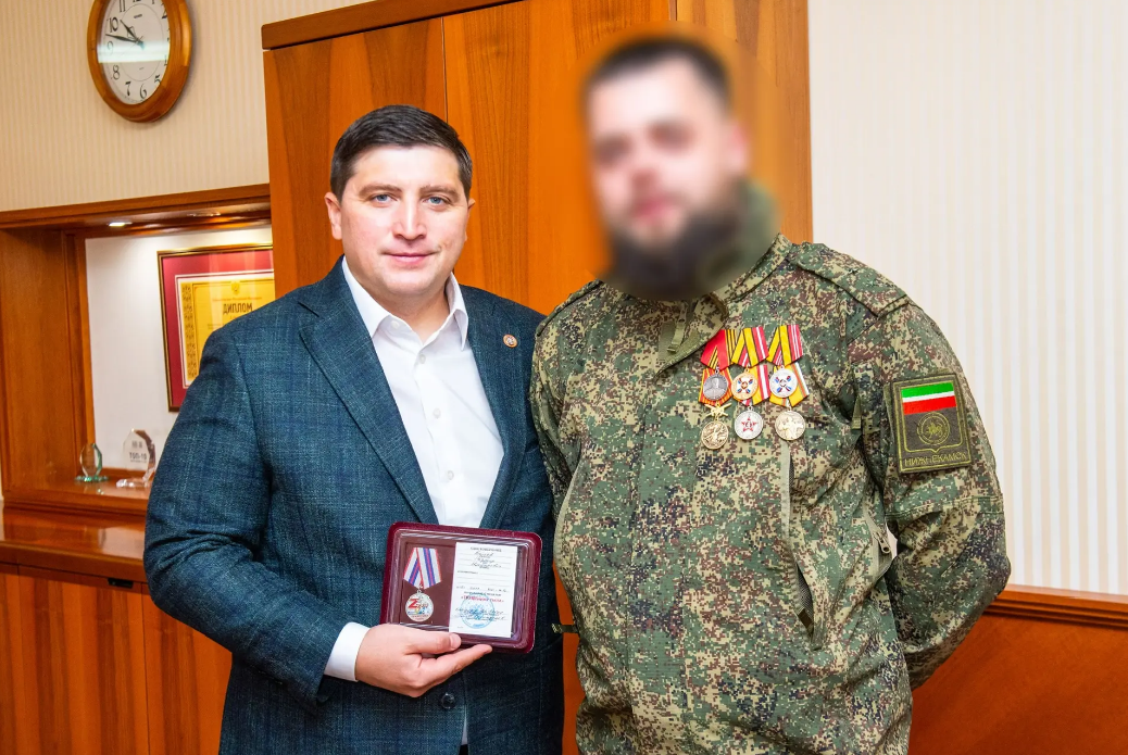 Боец СВО Кама вручил мэру Нижнекамска медаль «Труженик тыла»
