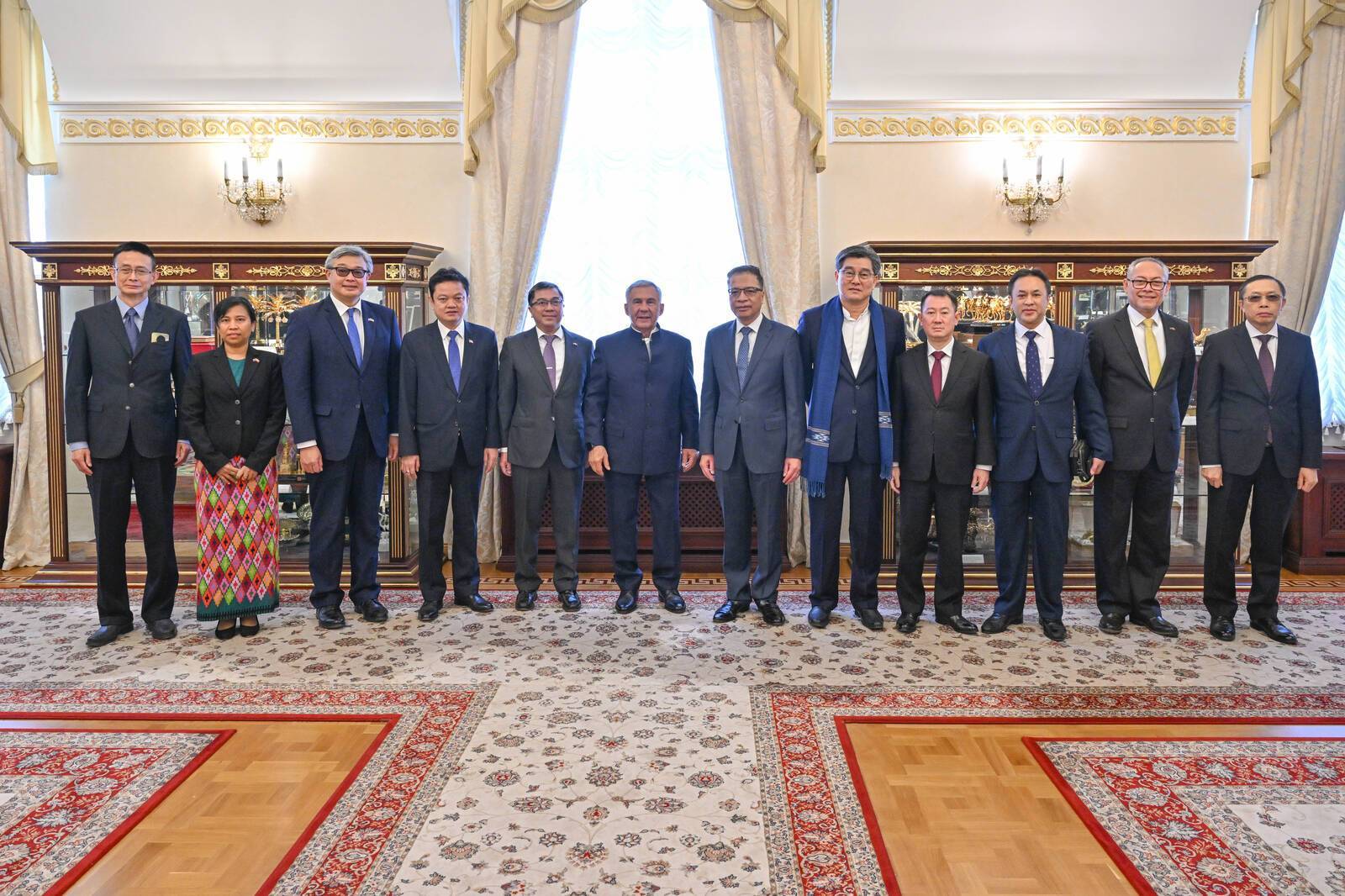 Раис Татарстана встретился с делегацией дипломатических миссий иностранных государств