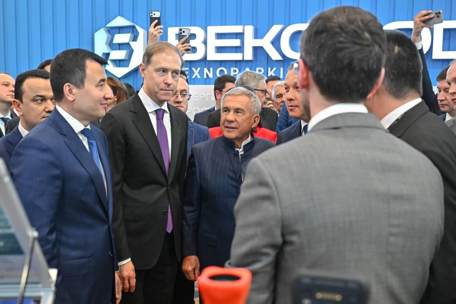 Минниханов и Мантуров на «Иннопроме» запустили новое предприятие на площадке в Навои