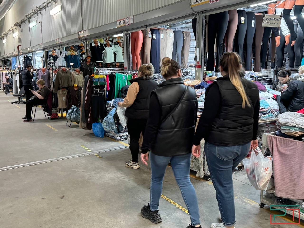 «За тыщу настоящий «Адидас» захотела!»: вещевые рынки в Казани переживают второе рождение