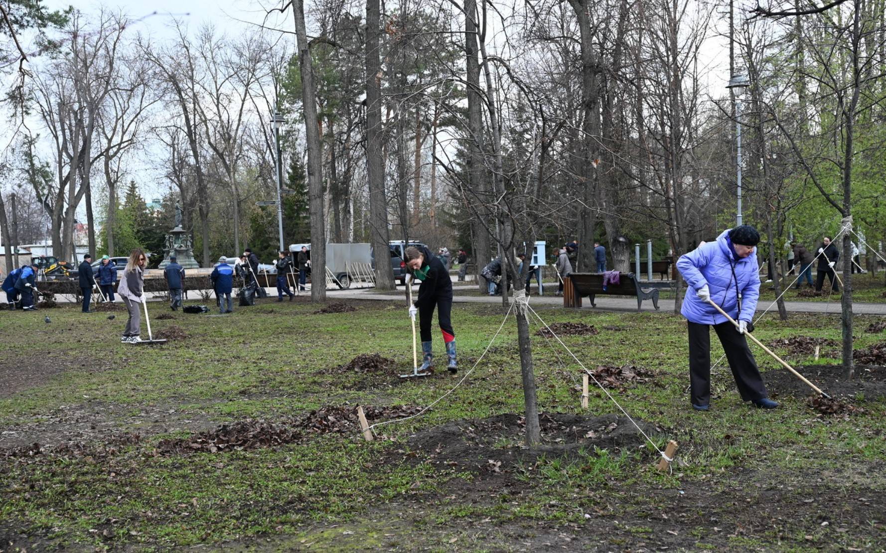 Сотрудники Аппарата Госовета приняли участие в городском субботнике в Казани
