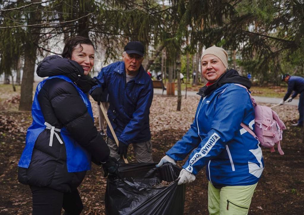 Сотрудники Аппарата Госсовета приняли участие в городском субботнике в Казани