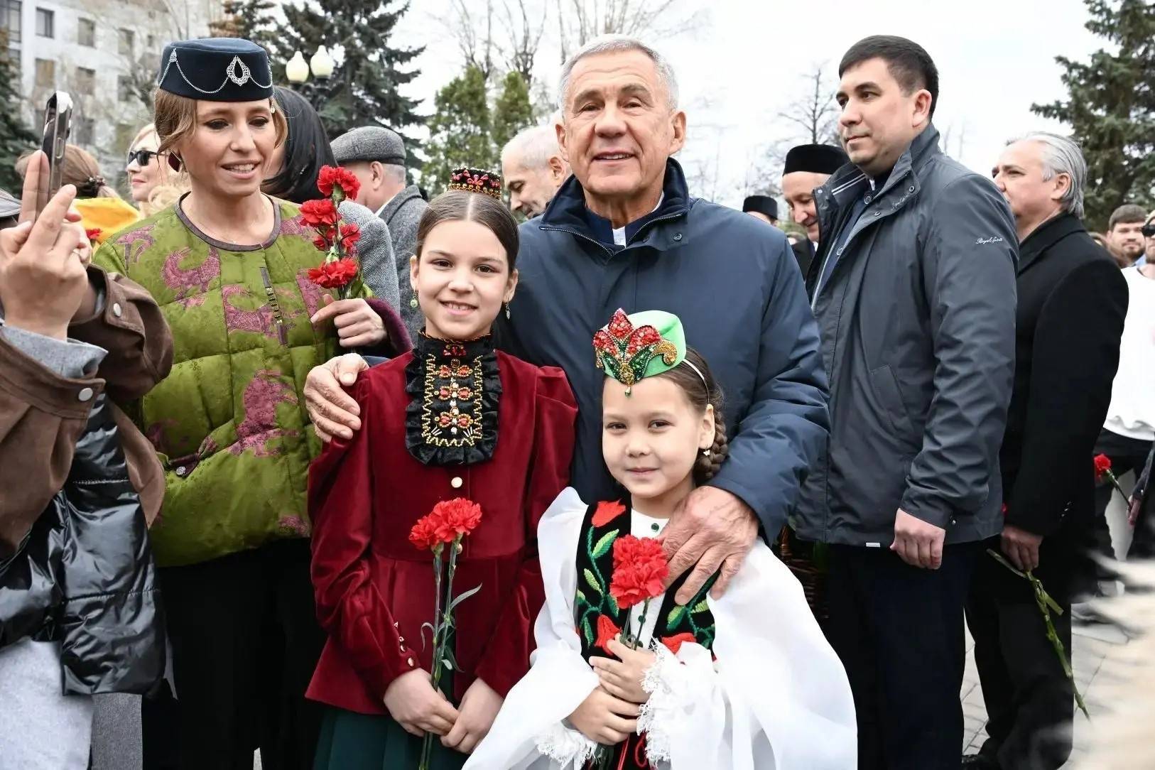 Минниханов и Шаймиев возложили цветы к памятнику Габдуллы Тукая