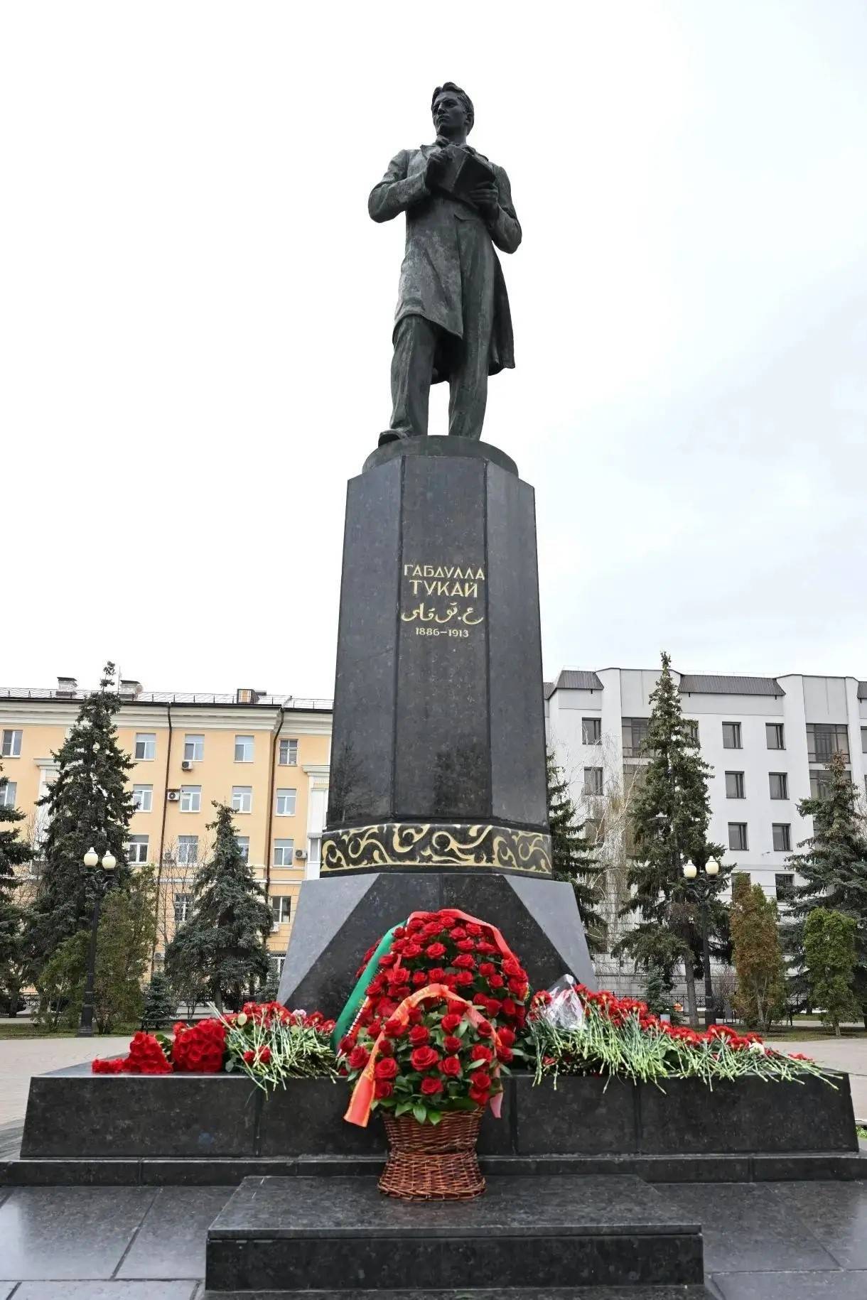 Минниханов и Шаймиев возложили цветы к памятнику Габдуллы Тукая