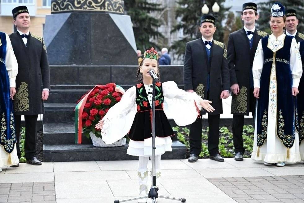 Минниханов и Шаймиев возложили цветы к памятнику Габдуллы Тукая