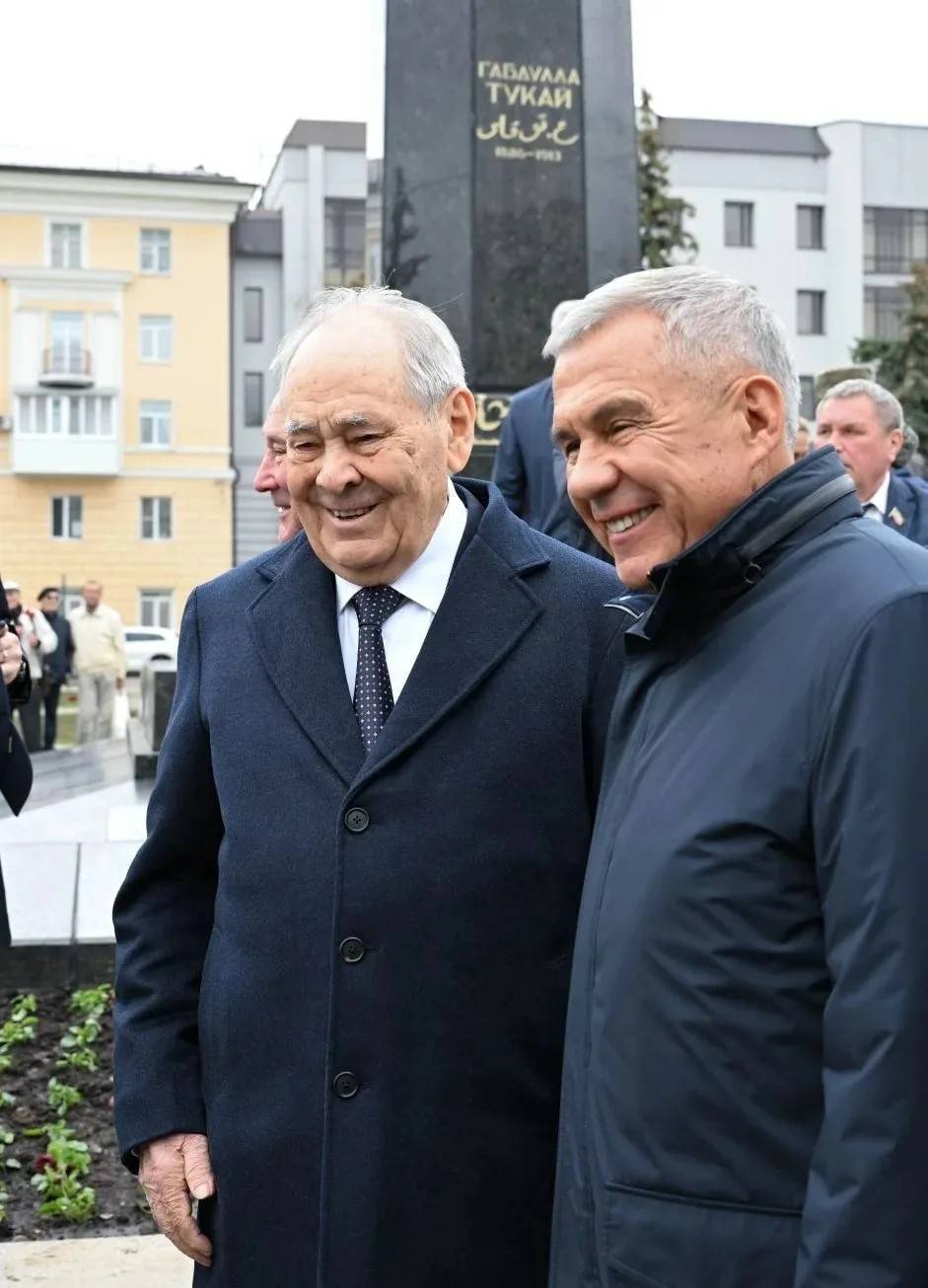 Минниханов и Шаймиев возложили цветы к памятнику Габдуллы Тукая