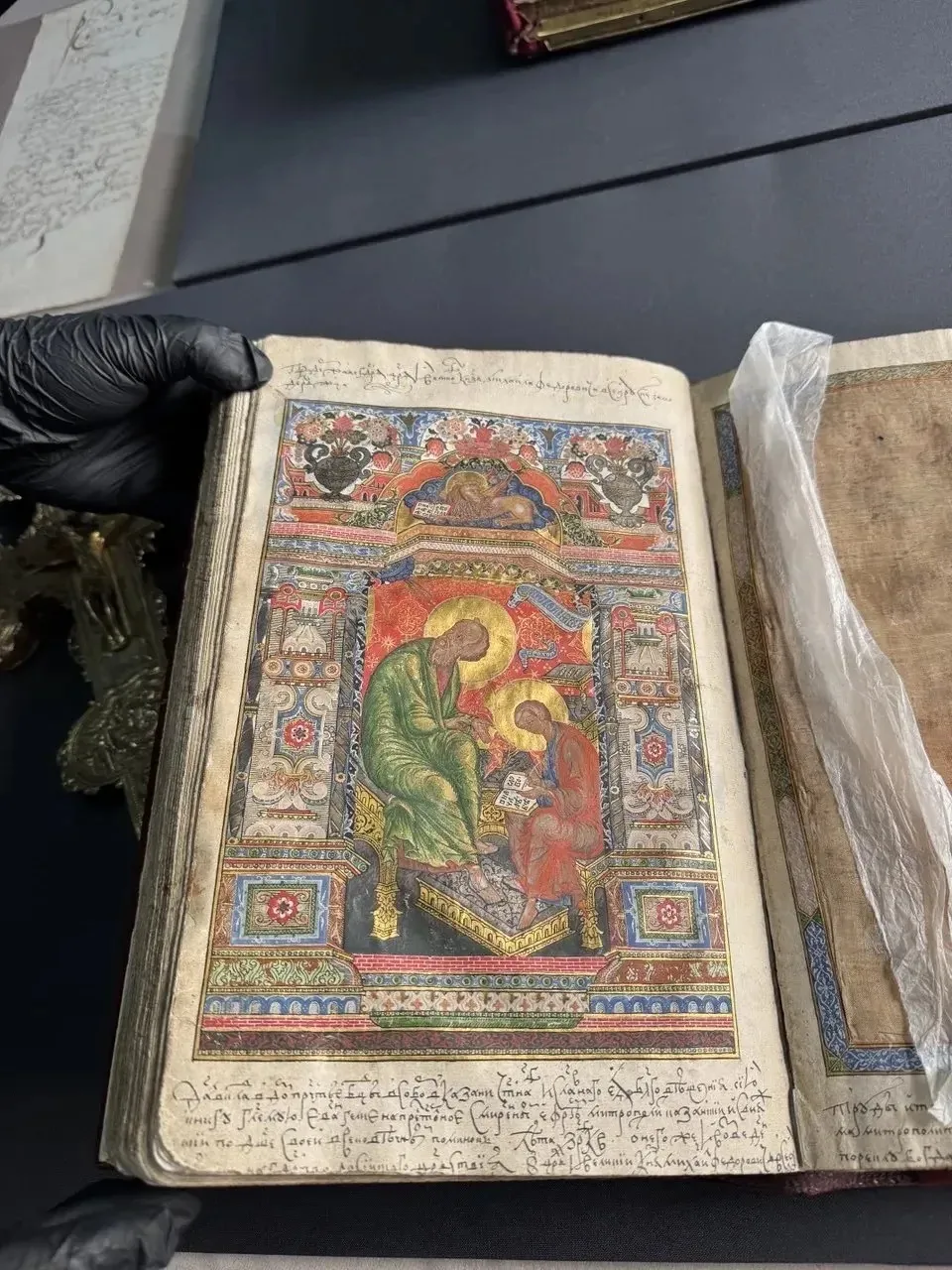 Мединский показал уникальные вещи из коллекции Национального музея Татарстана