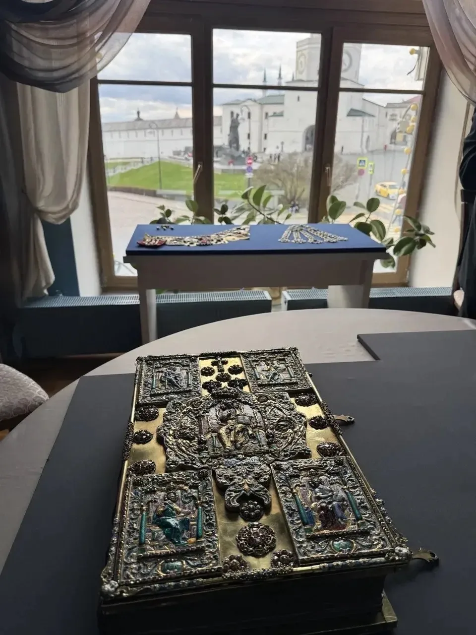 Мединский показал уникальные вещи из коллекции Национального музея Татарстана