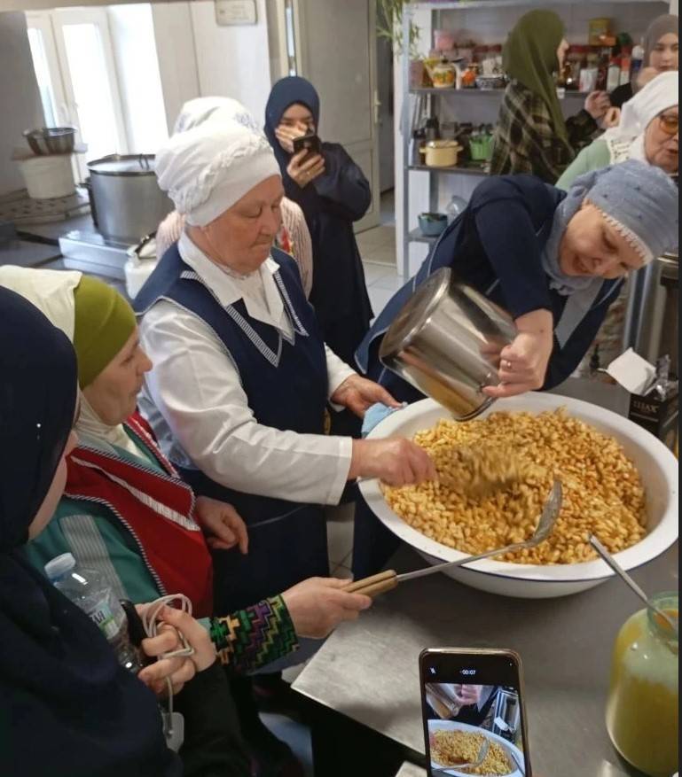 Шакирды казанского медресе «Мухаммадия» подготовили сладкие угощения для участников СВО