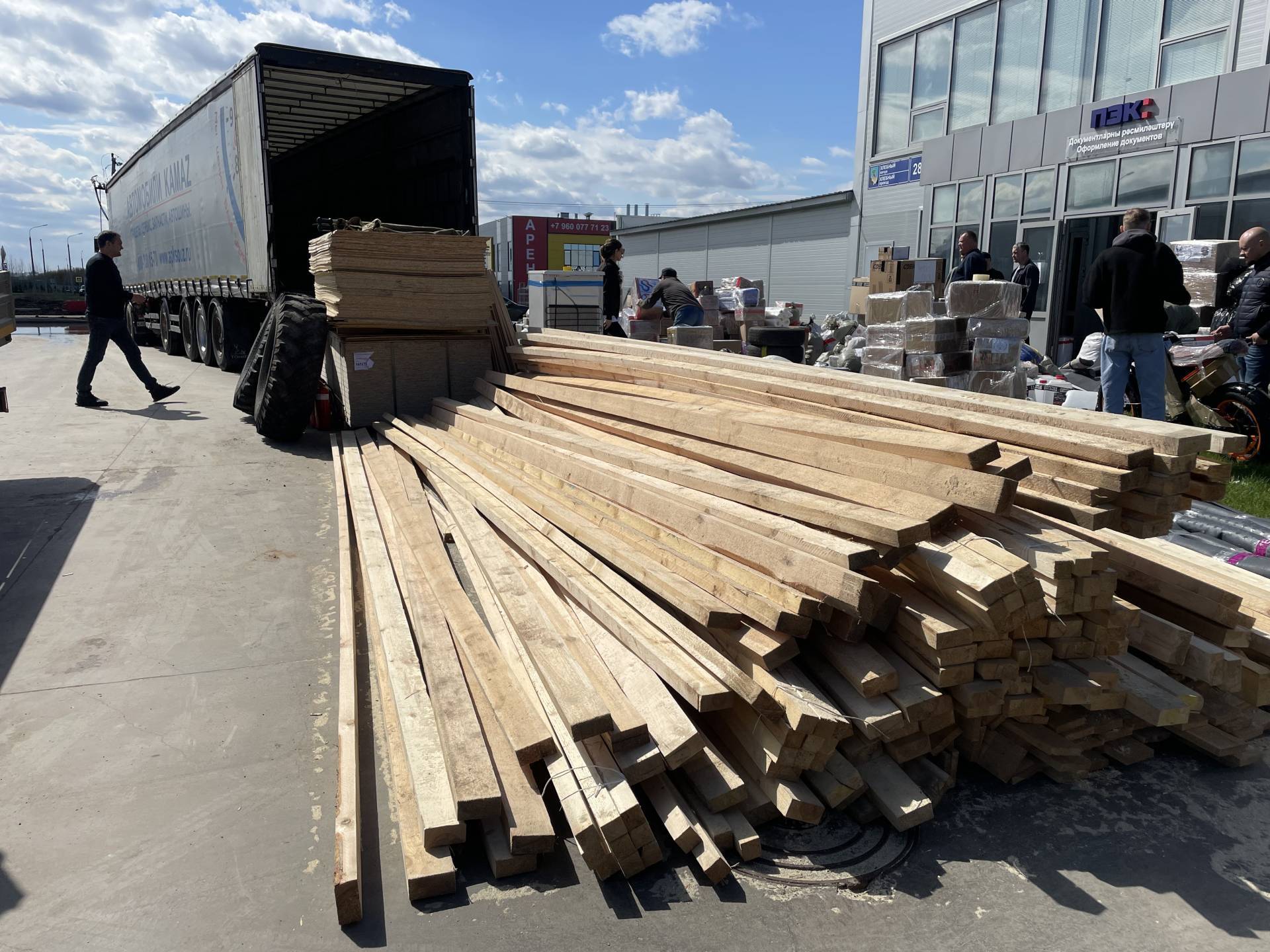 Из Челнов отправили 20 тонн стройматериалов, техники и продуктов в зону СВО