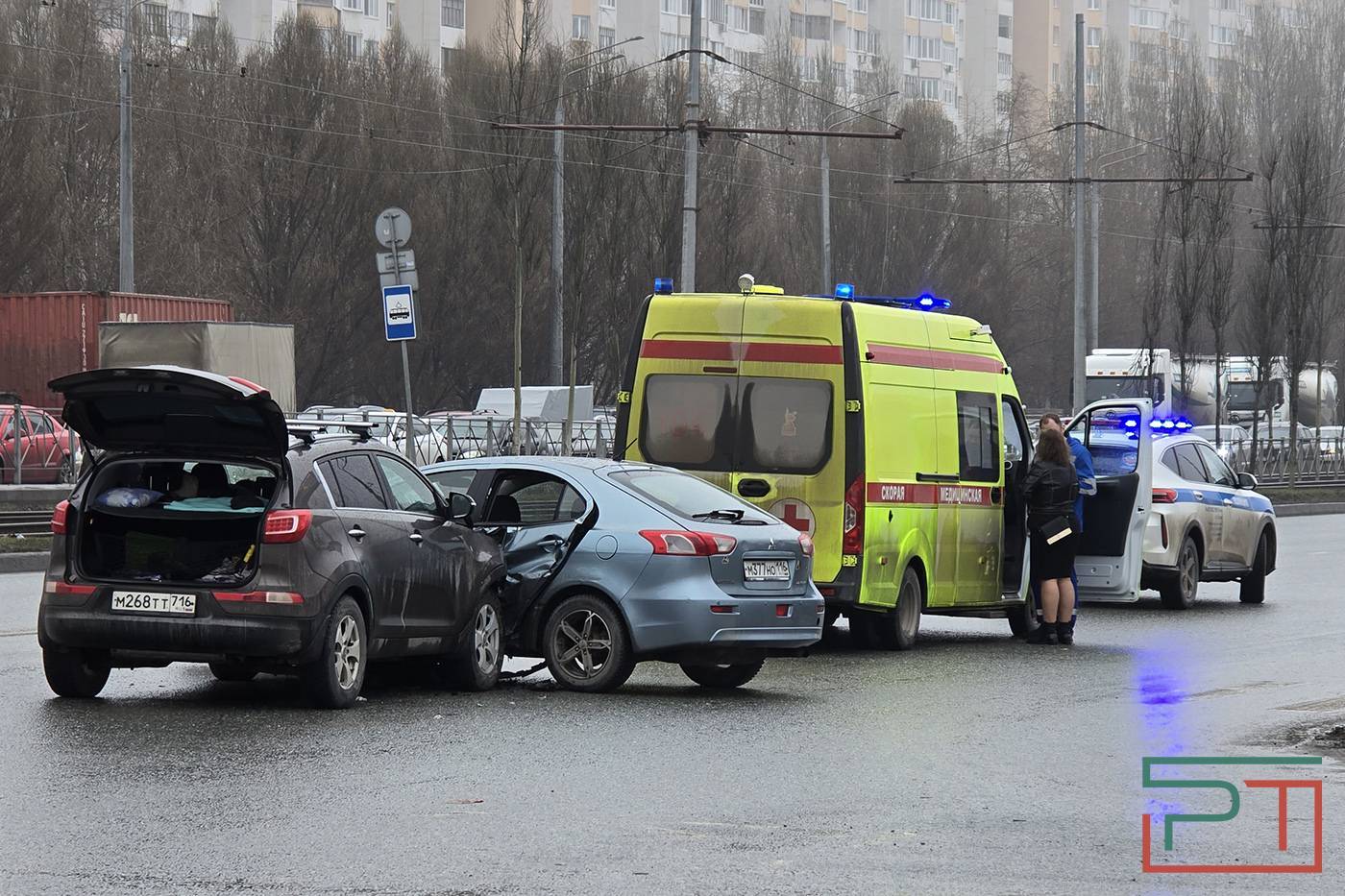 Авария парализовала движение на проспекте Победы в Казани – фото