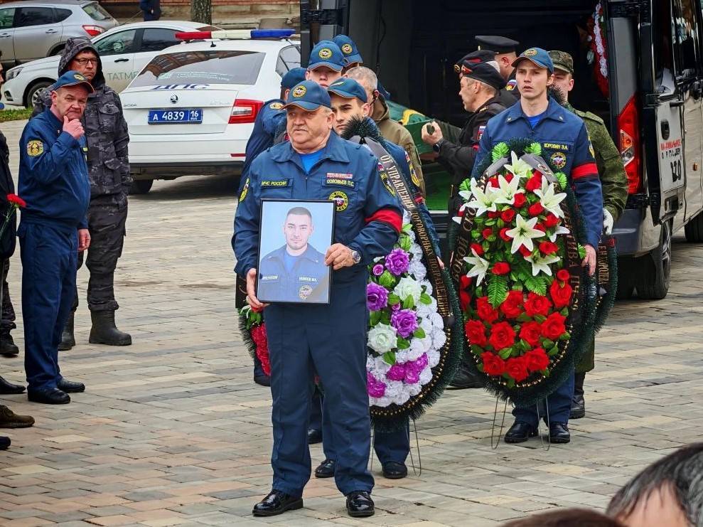 Тысячи нижнекамцев простились с погибшим на химзаводе пожарным Маратом Назиповым